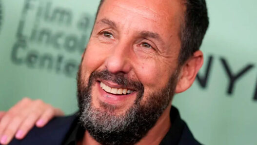 Adam Sandler destaca en el thriller psicológico Time Out de Netflix