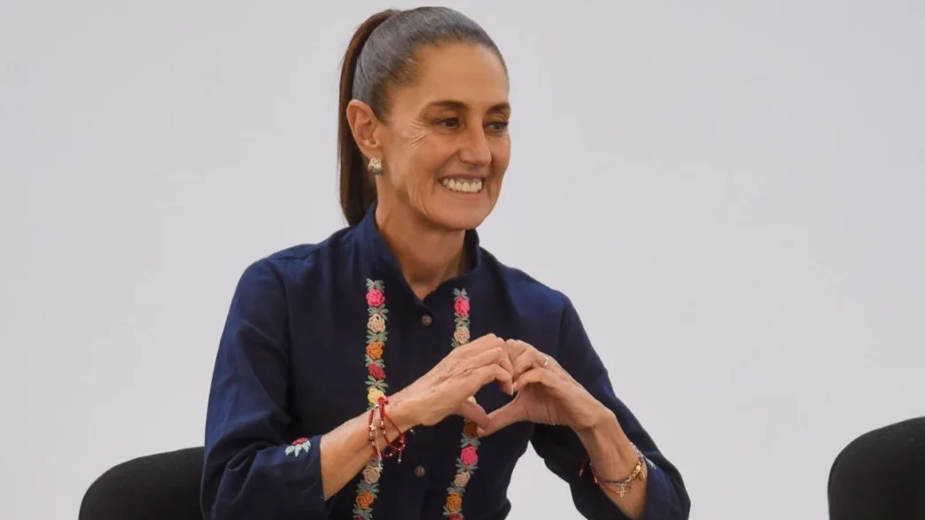 Sheinbaum defiende educación pública y entrega universal de becas