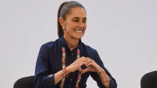 Sheinbaum defiende educación pública y entrega universal de becas