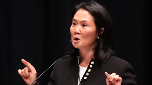 Keiko Fujimori aventaja por mínimo margen en presidenciales Perú