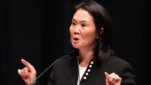 Keiko Fujimori aventaja por mínimo margen en presidenciales Perú