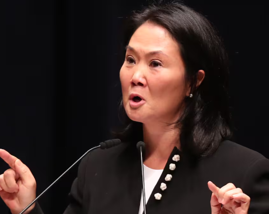 Keiko Fujimori aventaja por mínimo margen en presidenciales Perú