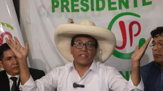 Roberto Sánchez aventaja a Fujimori con 93.92% del conteo en Perú