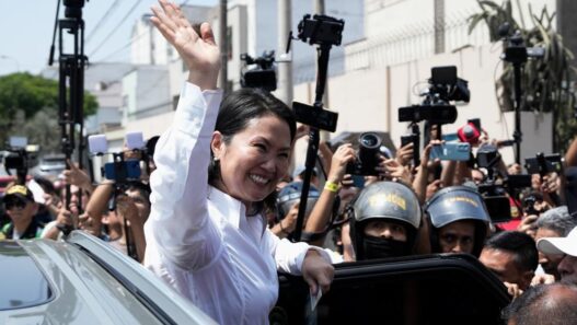 Fujimori amplía ventaja en ajustado recuento electoral en Perú