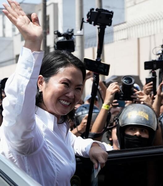Fujimori amplía ventaja en ajustado recuento electoral en Perú
