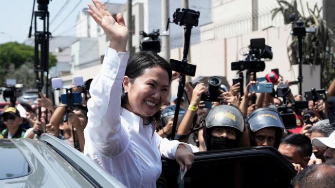 Fujimori amplía ventaja en ajustado recuento electoral en Perú