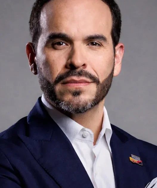 De la Espriella acusa a Petro de golpismo y pide apoyo militar