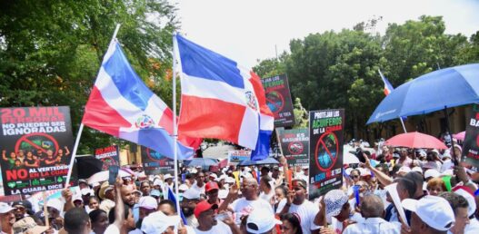 Residentes de La Cuaba protestan contra vertedero en Pedro Brand