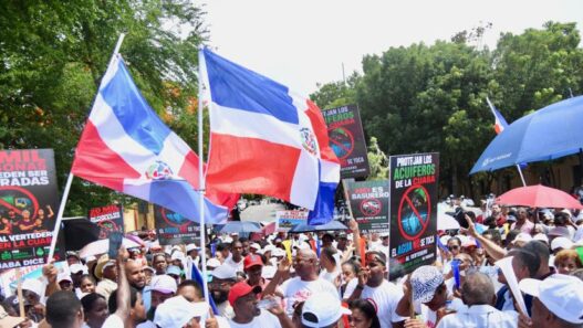 Residentes de La Cuaba protestan contra vertedero en Pedro Brand