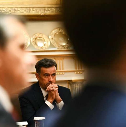 Director de la CIA equipara el riesgo de IA avanzada al nuclear