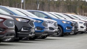 Trump anuncia arancel de 50% a autos canadienses desde 2027