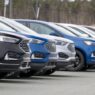 Trump anuncia arancel de 50% a autos canadienses desde 2027