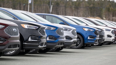 Trump anuncia arancel de 50% a autos canadienses desde 2027