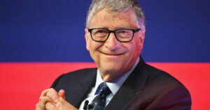 Bill Gates insta a reservar empleos humanos ante avance de la IA