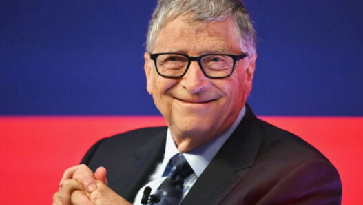 Bill Gates insta a reservar empleos humanos ante avance de la IA