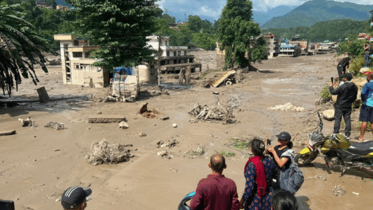 Avalancha en Nepal deja casi 400 muertos y 1,400 desaparecidos
