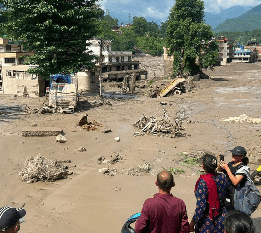 Avalancha en Nepal deja casi 400 muertos y 1,400 desaparecidos