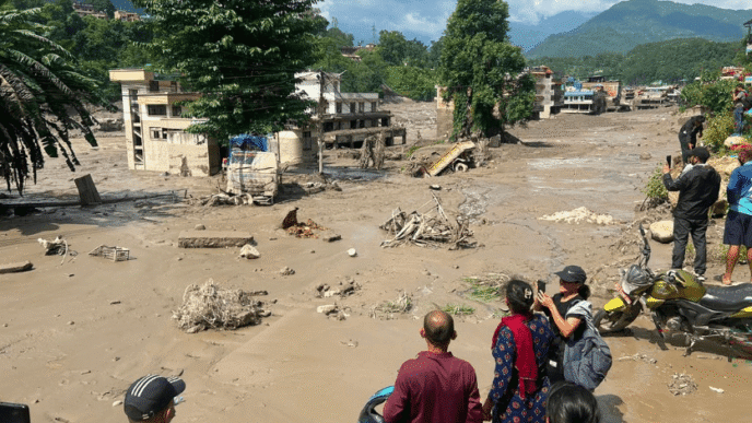 Avalancha en Nepal deja casi 400 muertos y 1,400 desaparecidos