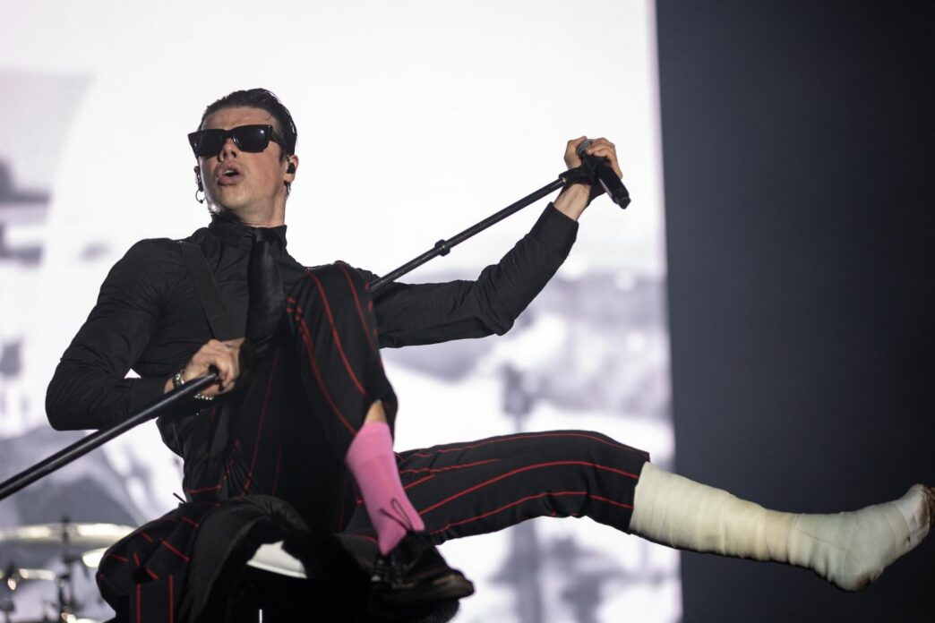 Yungblud hace crowd-surfing en silla de ruedas en Portugal