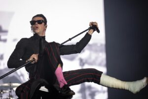 Yungblud hace crowd-surfing en silla de ruedas en Portugal