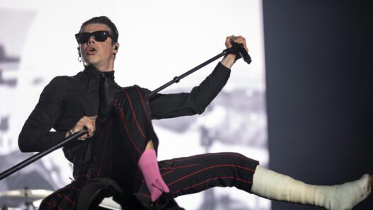 Yungblud hace crowd-surfing en silla de ruedas en Portugal