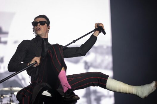 Yungblud hace crowd-surfing en silla de ruedas en Portugal