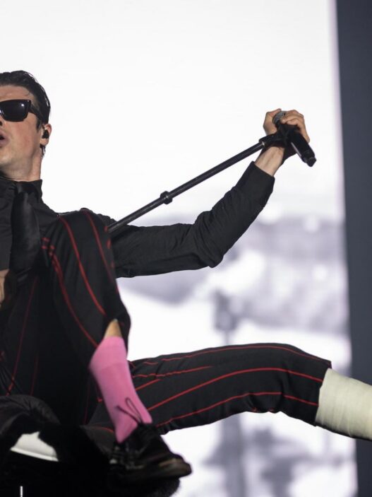 Yungblud hace crowd-surfing en silla de ruedas en Portugal