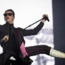 Yungblud hace crowd-surfing en silla de ruedas en Portugal