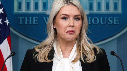 Karoline Leavitt deja la Casa Blanca tras gestión polémica
