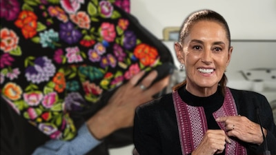 Sheinbaum impulsa moda sustentable con huipiles reciclados