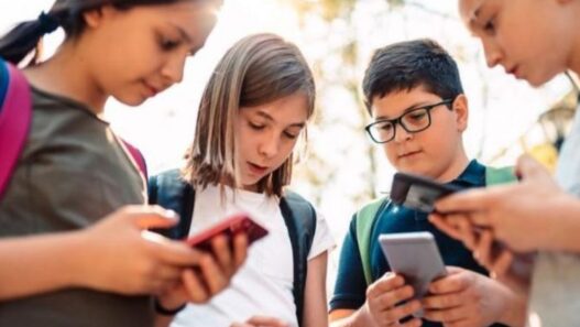 UE prohibirá redes sociales a menores de 13 años y limitará su uso