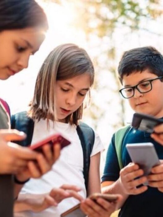 UE prohibirá redes sociales a menores de 13 años y limitará su uso