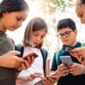 UE prohibirá redes sociales a menores de 13 años y limitará su uso