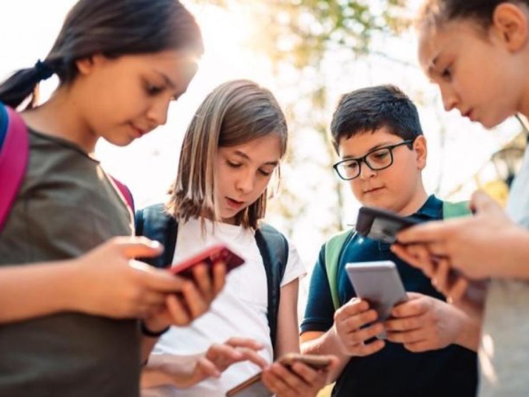 UE prohibirá redes sociales a menores de 13 años y limitará su uso