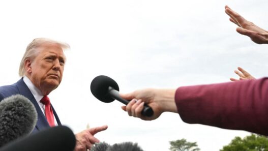 Casa Blanca retira acreditaciones a CNN, MS NOW y Politico