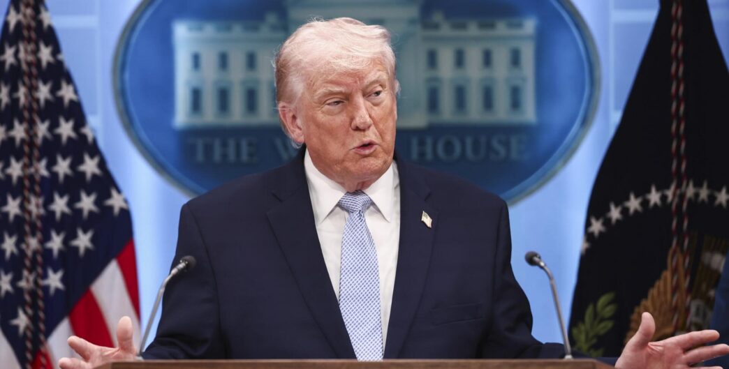 Medios de EE.UU. boicotean cobertura tras veto de Trump