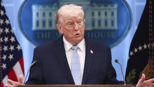 Medios de EE.UU. boicotean cobertura tras veto de Trump
