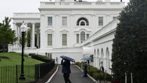 Juez decidirá si restituye credenciales a medios vetados por Trump