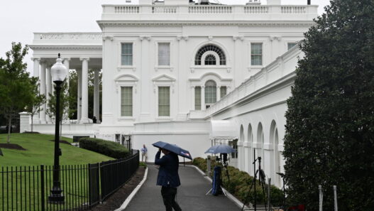Juez decidirá si restituye credenciales a medios vetados por Trump
