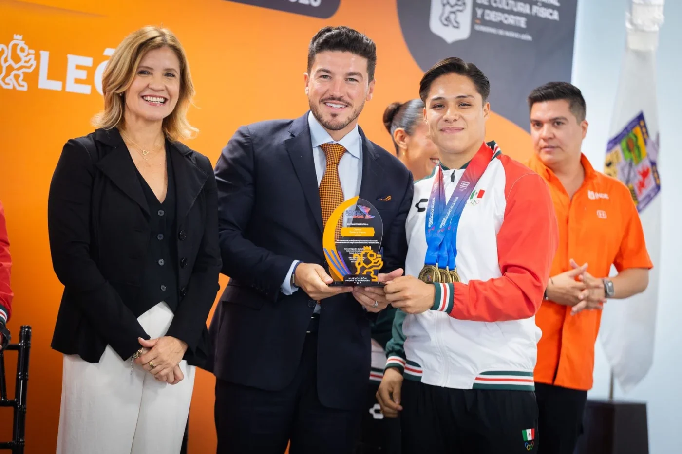 Nuevo León otorga becas y anuncia centro deportivo de alto rendimiento