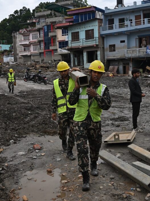 Suman 1,252 muertos y 4,200 desaparecidos por inundaciones en Nepal-Tíbet