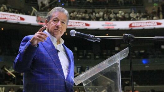 Higinio Martínez formaliza aspiración a presidir el Senado