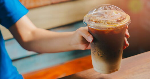 Debaten si llevar café helado a entrevistas es poco profesional