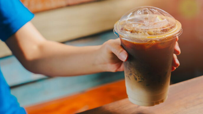 Debaten si llevar café helado a entrevistas es poco profesional