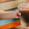 Debaten si llevar café helado a entrevistas es poco profesional