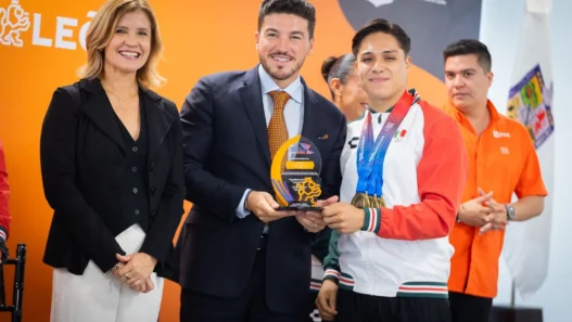 Nuevo León otorga becas y anuncia centro deportivo de alto rendimiento