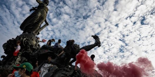 Decenas de miles protestan en Francia contra recortes en educación
