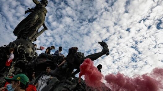 Decenas de miles protestan en Francia contra recortes en educación
