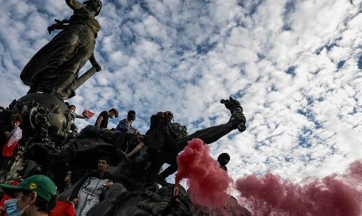 Decenas de miles protestan en Francia contra recortes en educación