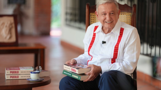 AMLO presenta libro “Pueblo” y critica política antidrogas de EU